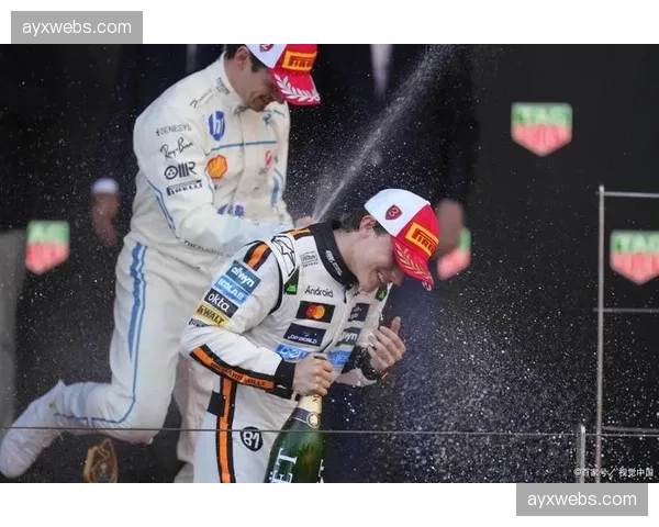 镜头捕捉:摩纳哥小将进球后奔向看台与患病小球迷互动 镜头捕捉:摩纳哥小将进球后奔向看台与患病小球迷互动